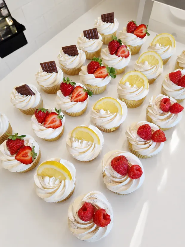 Assortiment de cupcakes aux fruits