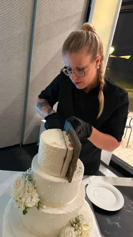Marion en train de décorer un wedding cake dans son atelier