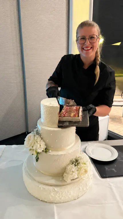 Marion présentant une part de wedding cake