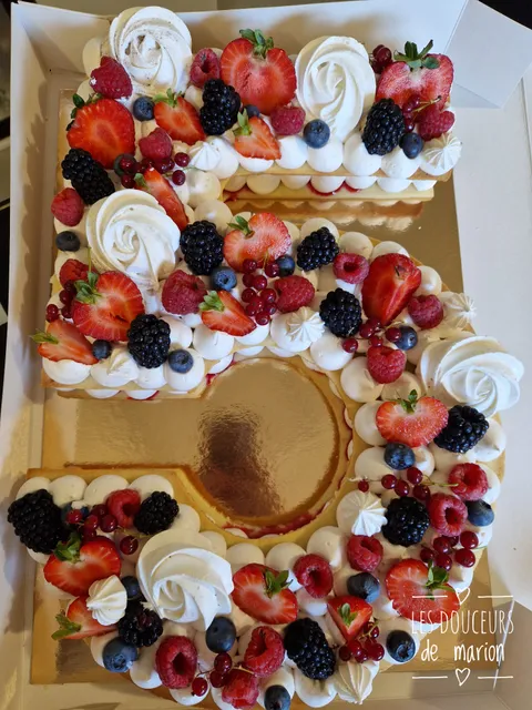 Number cake en forme de 5 garni de fruits rouges