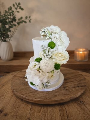 Gâteau deux étages fleurs blanches