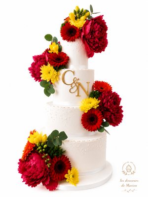 Wedding cake blanc et fleurs rouges