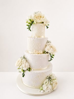 Wedding cake ivoire à étages avec dentelle
